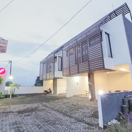 Oyo 396 Tibrae Residence Syariah Lembang Kültér fotó